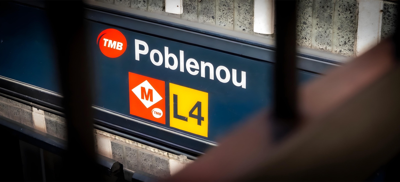 Parada de metro Poblenou L4, junto a B58 Coworking